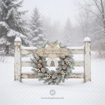 Weihnachts-Backdrop Winter Silence mit verschneitem Holzzaun und Tannenkranz in Weiß und Creme von Drop-Dreams