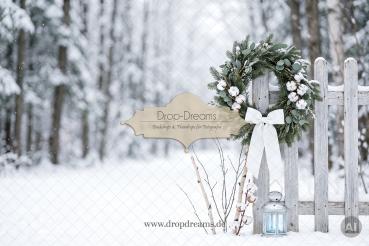Weihnachts-Backdrop Winter Cotton mit grauem Holzzaun, Baumwollkranz und verschneitem Laubwald in Weiß und Grau von Drop-Dreams
