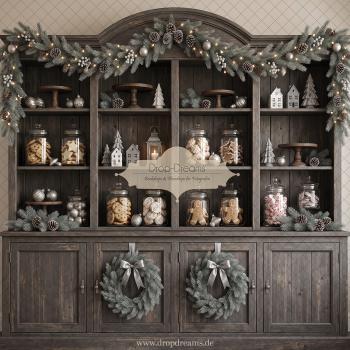 Weihnachts-Backdrop Dark Christmas Bakery mit dunklem Holzbuffet, Keksdosen und Lichterketten in Dunkelbraun und Silber von Drop-Dreams