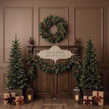 Weihnachts-Backdrop Dark Manor mit Kassettenwand, Tannenkranz und Weihnachtsbäumen in Dunkelbraun, Grün und Gold von Drop-Dreams