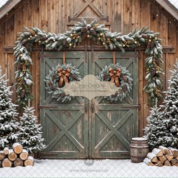 Weihnachts-Backdrop Green Barn mit rustikaler Scheune, grünen Schiebetüren und Tannenkränzen in Grün, Braun und Cognac von Drop-Dreams