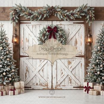 Weihnachts-Backdrop White Barn Christmas mit weißen Scheunentüren, dunkelrotem Kranz und Weihnachtsbäumen in Weiß, Creme und Dunkelrot von Drop-Dreams
