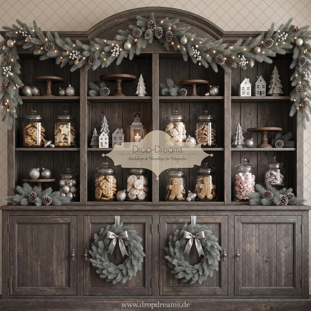 Weihnachts-Backdrop Dark Christmas Bakery mit dunklem Holzbuffet, Keksdosen und Lichterketten in Dunkelbraun und Silber von Drop-Dreams