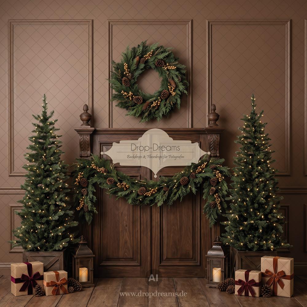 Weihnachts-Backdrop Dark Manor mit Kassettenwand, Tannenkranz und Weihnachtsbäumen in Dunkelbraun, Grün und Gold von Drop-Dreams