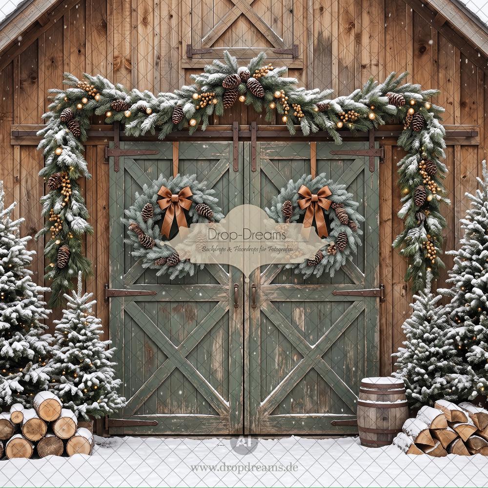 Weihnachts-Backdrop Green Barn mit rustikaler Scheune, grünen Schiebetüren und Tannenkränzen in Grün, Braun und Cognac von Drop-Dreams