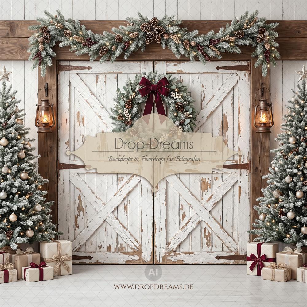 Weihnachts-Backdrop White Barn Christmas mit weißen Scheunentüren, dunkelrotem Kranz und Weihnachtsbäumen in Weiß, Creme und Dunkelrot von Drop-Dreams